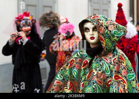 Schweiz, Basel, 8. März 2022. Nahaufnahme einer verkleideten Gruppe von Piccolo-Flötenspielern Stockfoto