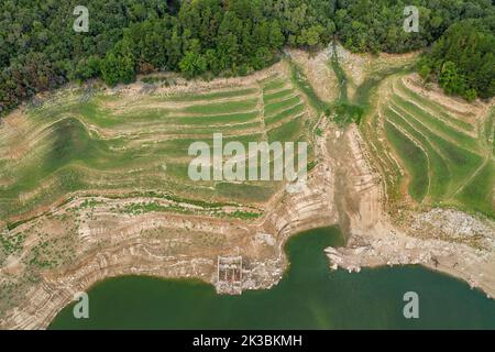 Luftaufnahme des Stausees Susqueda im Gebiet Sant Martí de Querós während der Sommertrockenheit von 2022 (Les Guilleries, Girona, Katalonien, Spanien) Stockfoto