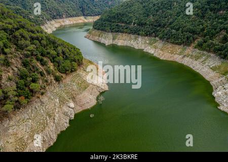 Luftaufnahme des Stausees Susqueda im Gebiet Sant Martí de Querós während der Sommertrockenheit von 2022 (Les Guilleries, Girona, Katalonien, Spanien) Stockfoto