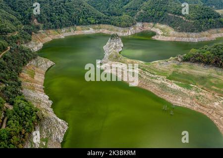 Luftaufnahme des Stausees Susqueda im Gebiet Sant Martí de Querós während der Sommertrockenheit von 2022 (Les Guilleries, Girona, Katalonien, Spanien) Stockfoto