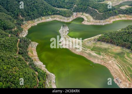 Luftaufnahme des Stausees Susqueda im Gebiet Sant Martí de Querós während der Sommertrockenheit von 2022 (Les Guilleries, Girona, Katalonien, Spanien) Stockfoto