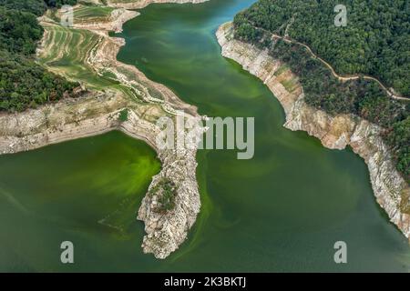 Luftaufnahme des Stausees Susqueda im Gebiet Sant Martí de Querós während der Sommertrockenheit von 2022 (Les Guilleries, Girona, Katalonien, Spanien) Stockfoto