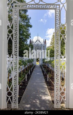 The Rose Walk, Kunstwerke von Pablo Bronstein im Freien. The Wilderness, Jupiter Artland, Wilkieston, Edinburgh, West Lothian, Schottland. Stockfoto