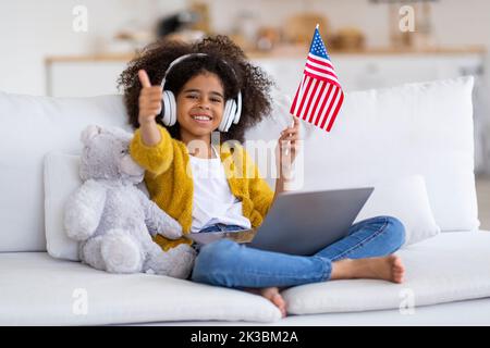 Cute african american preteen Mädchen mit Englisch-Klasse im Internet Stockfoto