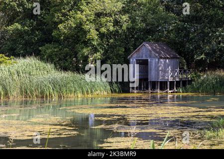 „Rivers“ von Tania Kovats, einem Bootshaus auf dem Ententeich, Jupiter Artland, Wilkieston, Edinburgh, West Lothian, Schottland. Stockfoto