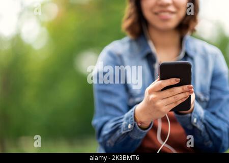 Nahaufnahme Einer Jungen Arabischen Frau Mit Smartphone Im Freien Stockfoto