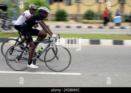 Lagos Feiert Den Weltautofreien Tag 2022 In Lagos, Nigeria. 25. September 2022. Junge Männer fahren in Alausa Fahrrad, während die Regierung des Staates Lagos am Sonntag, dem 25 2022. September, den 2022. Welt-Tag der autofreien Autos in Alausa, Ikeja, Lagos, Nigeria feiert. Die Landesregierung sagte, dass sie einen Fahrradparkplatz in einige ihrer Straßeninfrastruktur aufgenommen hat, um einen nicht-motorisierten Verkehrsplan zu fördern und die Fitness der Bürger zu verbessern. Quelle: Adekunle Ajayi/Alamy Live News Stockfoto