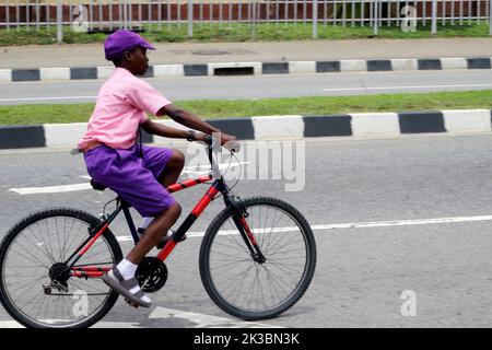 Lagos Feiert Den Weltautofreien Tag 2022 In Lagos, Nigeria. 25. September 2022. Ein Schuljunge fährt in Alausa Fahrrad, während die Regierung des Staates Lagos am Sonntag, dem 25 2022. September, den 2022. Welt-Tag der freien Autos in Alausa, Ikeja, Lagos, Nigeria feiert. Die Landesregierung sagte, dass sie einen Fahrradparkplatz in einige ihrer Straßeninfrastruktur aufgenommen hat, um einen nicht-motorisierten Verkehrsplan zu fördern und die Fitness der Bürger zu verbessern. Quelle: Adekunle Ajayi/Alamy Live News Stockfoto