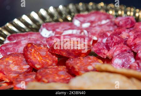 Foto mit selektivem Fokus auf Scheiben Chorizo und Salchichon typisch für die spanische Gastronomie Stockfoto