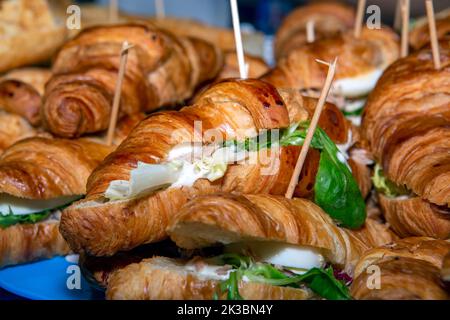 Stapel von Croissants geschnitten und mit Thunfisch, Ei und Gemüse gefüllt Stockfoto