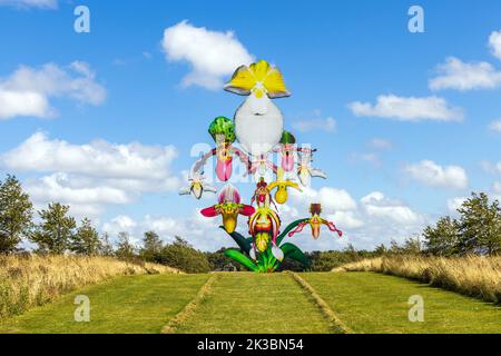 'Love Bomb' eine 12 Meter hohe Orchideenskulptur von Marc Quinn, Jupiter Artland, Wilkieston, Edinburgh, West Lothian, Schottland. Stockfoto