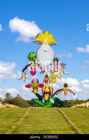 'Love Bomb' eine 12 Meter hohe Orchideenskulptur von Marc Quinn, Jupiter Artland, Wilkieston, Edinburgh, West Lothian, Schottland. Stockfoto