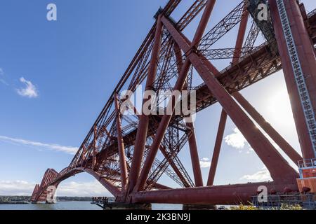 Die mächtige Forth-Eisenbahnbrücke, die sich über den Firth of Forth erstreckt und die Nord- und Südküste von Queensferry in Schottland verbindet. Von North Queensferry. Stockfoto