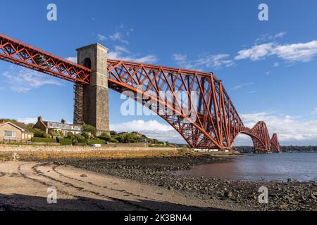 Die mächtige Forth-Eisenbahnbrücke, die sich über den Firth of Forth erstreckt und die Nord- und Südküste von Queensferry in Schottland verbindet. Von North Queensferry. Stockfoto