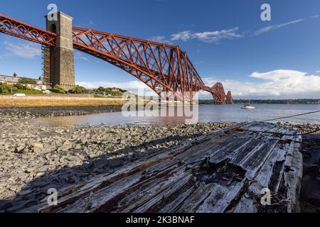 Die mächtige Forth-Eisenbahnbrücke, die sich über den Firth of Forth erstreckt und die Nord- und Südküste von Queensferry in Schottland verbindet. Von North Queensferry. Stockfoto