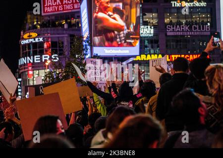 Toronto, Kanada. 23. September 2022. Die Demonstranten halten während der Demonstration Plakate mit der Aufschrift „der nahe Osten ist wichtig“. Hunderte versammelten sich, um Mahsa Amini zu ehren und gegen die iranische Regierung in Toronto, Kanada, zu protestieren. Kredit: SOPA Images Limited/Alamy Live Nachrichten Stockfoto