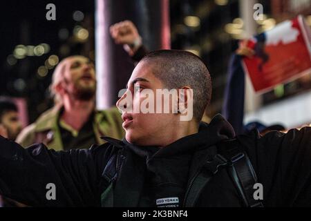 Toronto, Kanada. 24. September 2022. Eine junge Frau mit rasierten Haaren nimmt an dem Protest Teil. Hunderte versammelten sich, um Mahsa Amini zu ehren und gegen die iranische Regierung in Toronto, Kanada, zu protestieren. Kredit: SOPA Images Limited/Alamy Live Nachrichten Stockfoto