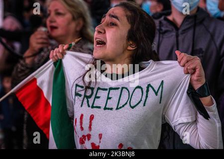 Toronto, Kanada. 24. September 2022. Eine junge Frau, die ein T-Shirt mit der Aufschrift „Freiheit“ trägt, singt während der Demonstration Slogans. Hunderte versammelten sich, um Mahsa Amini zu ehren und gegen die iranische Regierung in Toronto, Kanada, zu protestieren. Kredit: SOPA Images Limited/Alamy Live Nachrichten Stockfoto