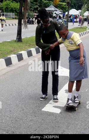 Lagos Feiert Den Weltautofreien Tag 2022 In Lagos, Nigeria. 25. September 2022. Ein Schulmädchen lernt in Alausa Schlittschuhlaufen, während die Regierung des Staates Lagos am Sonntag, dem 25 2022. September, den 2022. Welt-Tag der autofreien Autos in Alausa, Ikeja, Lagos, Nigeria, feiert. Die Landesregierung sagte, dass sie einen Fahrradparkplatz in einige ihrer Straßeninfrastruktur aufgenommen hat, um einen nicht-motorisierten Verkehrsplan zu fördern und die Fitness der Bürger zu verbessern. Quelle: Adekunle Ajayi/Alamy Live News Stockfoto