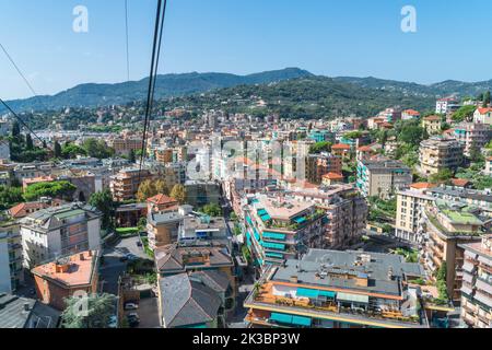 Über Rapallo mit der Seilbahn Rapallo Montallegro, Ligurien, Norditalien, ITA. September 2022. Stockfoto