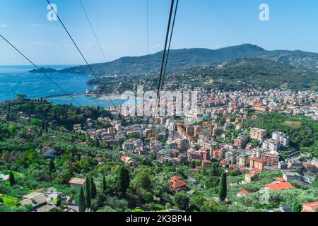 Über Rapallo mit der Seilbahn Rapallo Montallegro, Ligurien, Norditalien, ITA. September 2022. Stockfoto