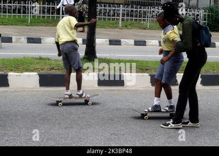 Lagos Feiert Den Weltautofreien Tag 2022 In Lagos, Nigeria. 25. September 2022. Schulkinder lernen in Alausa Schlittschuhlaufen, wenn die Regierung des Staates Lagos am Sonntag, dem 25 2022. September, den 2022. Welt-Tag der autofreien Autos in Alausa, Ikeja, Lagos, Nigeria, feiert. Die Landesregierung sagte, dass sie einen Fahrradparkplatz in einige ihrer Straßeninfrastruktur aufgenommen hat, um einen nicht-motorisierten Verkehrsplan zu fördern und die Fitness der Bürger zu verbessern. Quelle: Adekunle Ajayi/Alamy Live News Stockfoto