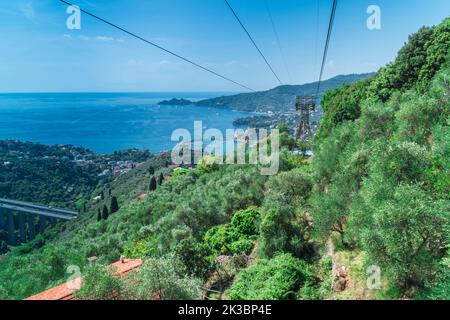 Über Rapallo mit der Seilbahn Rapallo Montallegro, Ligurien, Norditalien, ITA. September 2022. Stockfoto