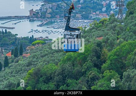 Blaue Seilbahn auf der Fahrt nach Montallegro von Rapallo Norditalien ITA, September 2022 Stockfoto