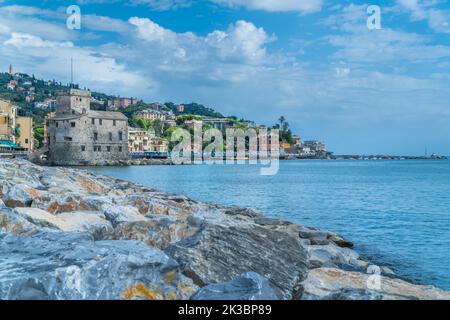 Castello sul Mare Castle on the Sea), erbaut im 16.. Jahrhundert, um Rapallo vor türkischen Eindringlingen zu verteidigen. Norditalien, Italien. September 2022 Stockfoto