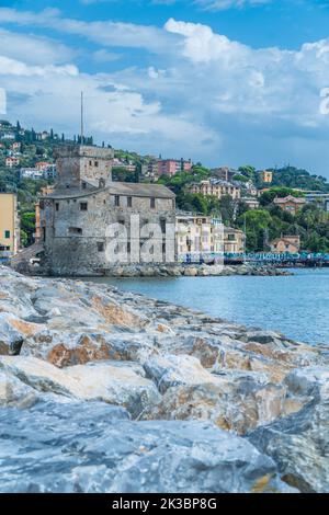 Castello sul Mare Castle on the Sea) im 16.. Jahrhundert erbaut, um Rapallo vor türkischen Eindringlingen zu verteidigen. Norditalien, Italien. September 2022 Stockfoto