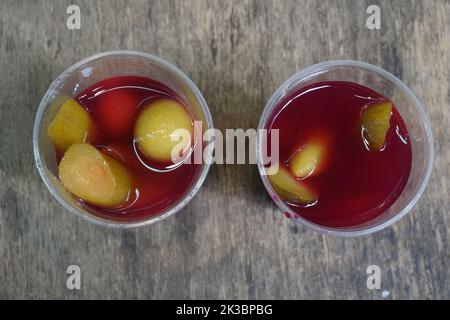Gurken und Gurkensaft in Kunststoffglas Stockfoto