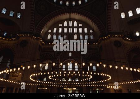 Großer Kronleuchter auf der Suleymaniye Moschee, detaillierte Aufnahmen der Suleymaniye Moschee, Kerzenlicht, Dekorationsoobjekt, ausgewählter Moscheen-Hintergrund Stockfoto