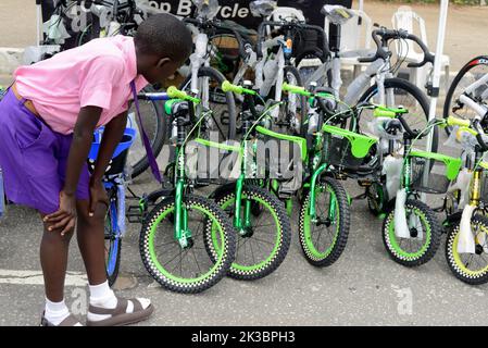 Lagos Feiert Den Weltautofreien Tag 2022 In Lagos, Nigeria. 25. September 2022. Ein Schuljunge schaut sich ausgestellte Fahrräder in Alausa an, während die Regierung des Staates Lagos am Sonntag, dem 25 2022. September, den 2022. Welt-Tag der freien Autos in Alausa, Ikeja, Lagos, Nigeria, feiert. Die Landesregierung sagte, dass sie einen Fahrradparkplatz in einige ihrer Straßeninfrastruktur aufgenommen hat, um einen nicht-motorisierten Verkehrsplan zu fördern und die Fitness der Bürger zu verbessern. Quelle: Adekunle Ajayi/Alamy Live News Stockfoto