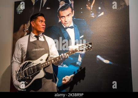 London, Großbritannien. 26. September 2022. Special Edition Duesenberg 007 elktric Guitar, Schätzung GBP 3.000-5000. Chriities Vorschau auf Sixty Years of James Bond. Kredit: amer ghazzal/Alamy Live Nachrichten. Stockfoto