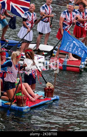 Porthleven Floßrennen 2022 - Kunstfestival auf dem Werftmarkt mit Meet the Mermaid Day, der mit einem Floßrennen in und aus dem Hafen endete. Stockfoto