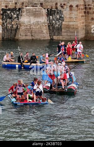 Porthleven Floßrennen 2022 - Kunstfestival auf dem Werftmarkt mit Meet the Mermaid Day, der mit einem Floßrennen in und aus dem Hafen endete. Stockfoto