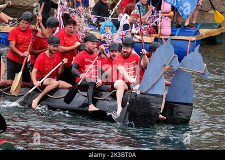 Porthleven Floßrennen 2022 - Kunstfestival auf dem Werftmarkt mit Meet the Mermaid Day, der mit einem Floßrennen in und aus dem Hafen endete. Stockfoto