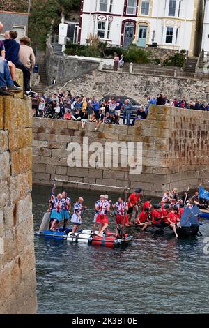 Porthleven Floßrennen 2022 - Kunstfestival auf dem Werftmarkt mit Meet the Mermaid Day, der mit einem Floßrennen in und aus dem Hafen endete. Stockfoto