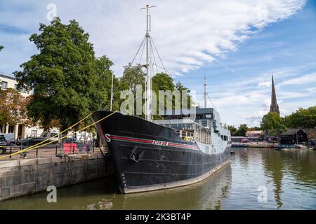 Allgemeiner Blick auf die Thekla, auch bekannt als Thekla Social, ein Veranstaltungsort für Live-Musik auf einem Boot, das im schwimmenden Hafen in Bristol, England, liegt. Stockfoto