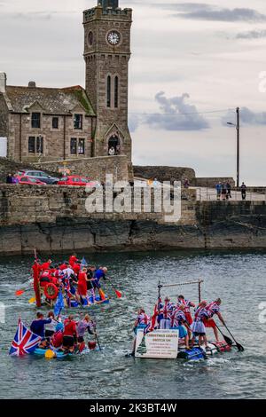 Porthleven Floßrennen 2022 - Kunstfestival auf dem Werftmarkt mit Meet the Mermaid Day, der mit einem Floßrennen in und aus dem Hafen endete. Stockfoto