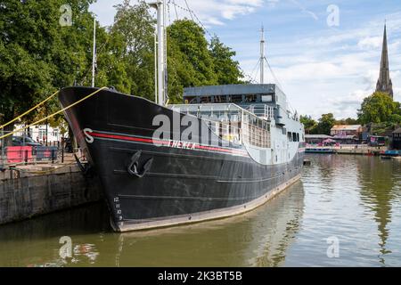 Allgemeiner Blick auf die Thekla, auch bekannt als Thekla Social, ein Veranstaltungsort für Live-Musik auf einem Boot, das im schwimmenden Hafen in Bristol, England, liegt. Stockfoto