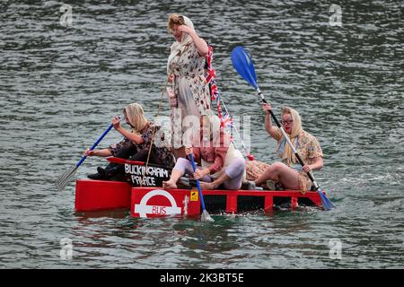 Porthleven Floßrennen 2022 - Kunstfestival auf dem Werftmarkt mit Meet the Mermaid Day, der mit einem Floßrennen in und aus dem Hafen endete. Stockfoto