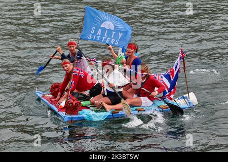 Porthleven Floßrennen 2022 - Kunstfestival auf dem Werftmarkt mit Meet the Mermaid Day, der mit einem Floßrennen in und aus dem Hafen endete. Stockfoto