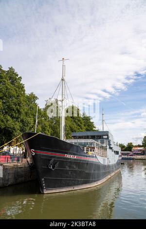 Allgemeiner Blick auf die Thekla, auch bekannt als Thekla Social, ein Veranstaltungsort für Live-Musik auf einem Boot, das im schwimmenden Hafen in Bristol, England, liegt. Stockfoto