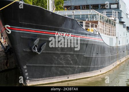 Allgemeiner Blick auf die Thekla, auch bekannt als Thekla Social, ein Veranstaltungsort für Live-Musik auf einem Boot, das im schwimmenden Hafen in Bristol, England, liegt. Stockfoto