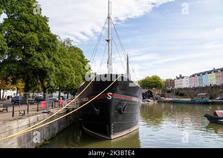 Allgemeiner Blick auf die Thekla, auch bekannt als Thekla Social, ein Veranstaltungsort für Live-Musik auf einem Boot, das im schwimmenden Hafen in Bristol, England, liegt. Stockfoto