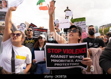 Trafalgar Square, London, Großbritannien, 24.. September 2022: Hunderte von Menschen versammelten sich auf dem Trafalgar Square, um gegen den Tod von Mahsa Amini zu protestieren, der in Polizeigewahrsam starb, nachdem er von der Moral Polcie verhaftet worden war, weil er keinen Hijab richtig getragen hatte. Credit Natasha Quarmby/ALAMY LIVE NEWS Stockfoto