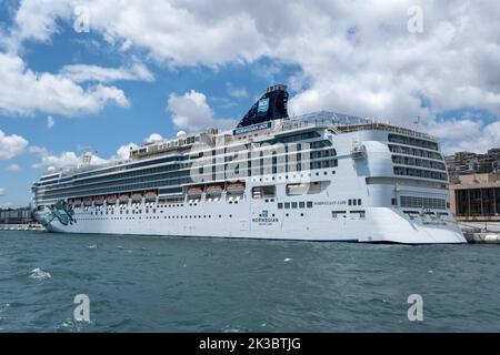 Norwegische Jade-Kreuzfahrt in Galataport, riesiges Schiff im Hafen, blaues Meer und Schiffsblick vom Bosporus, Wahrzeichen in Istanbul, Reise- und Urlaubskonzept Stockfoto