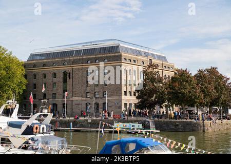 Gesamtansicht der Außenansicht der Arnolfini, einer Galerie für moderne Kunst im schwimmenden Hafen in Bristol, England, Großbritannien. Stockfoto