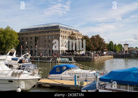 Gesamtansicht der Außenansicht der Arnolfini, einer Galerie für moderne Kunst im schwimmenden Hafen in Bristol, England, Großbritannien. Stockfoto